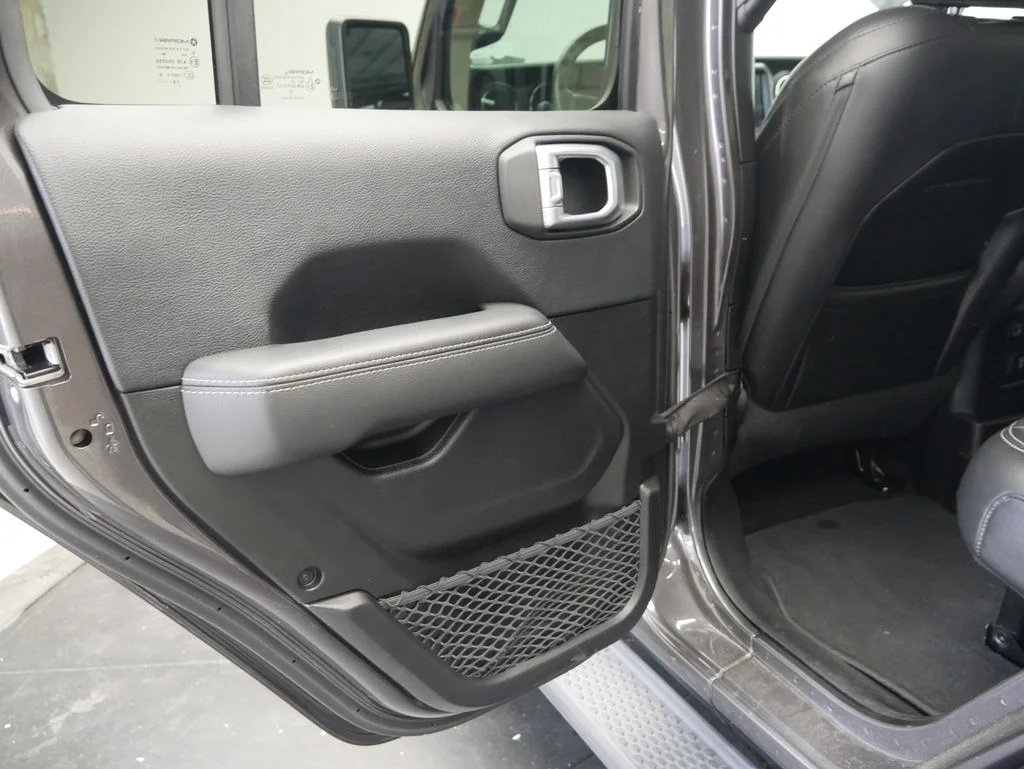 Used 2018 Crystal Metallic Jeep Unlimited Sahara image 17