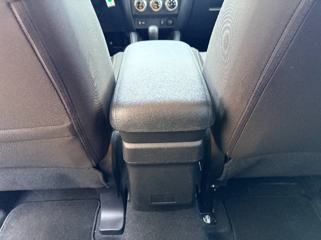 Used 2025 Labrador Black Pearl Mitsubishi ES image 23