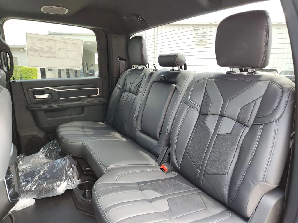 New 2026 Diamond Black Crystal Pearl-Coat Exterior Paint RAM Big Horn image 17