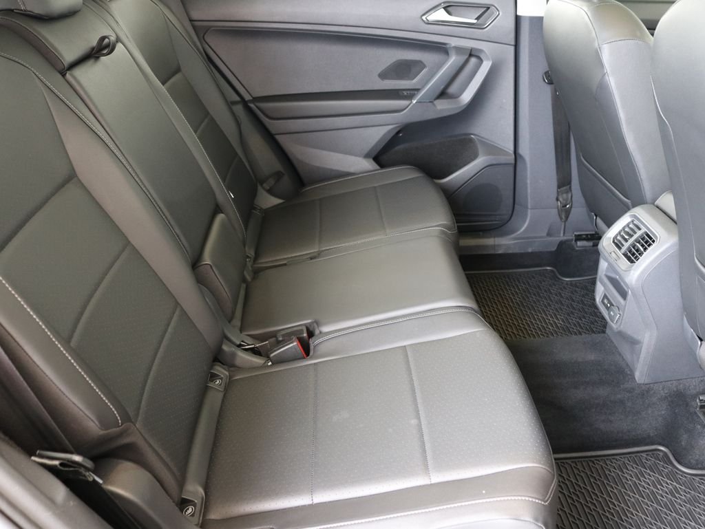 Used 2018 Gray Volkswagen 2.0T SEL image 37