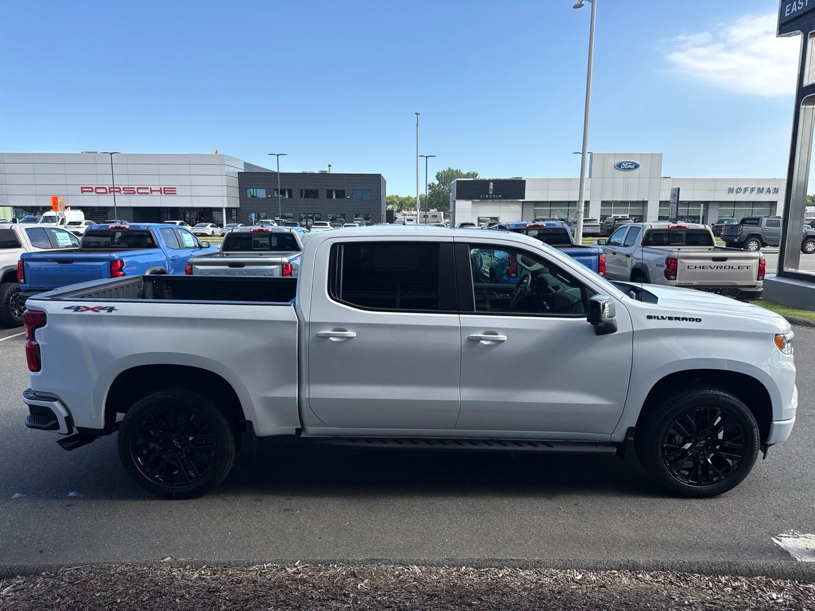 New 2026 Summit White Chevrolet RST with 22inch Black Wheels - Convenience II - Safety - Sunroof - Leather - Dark Essentials - Protection *In Stock* image 5