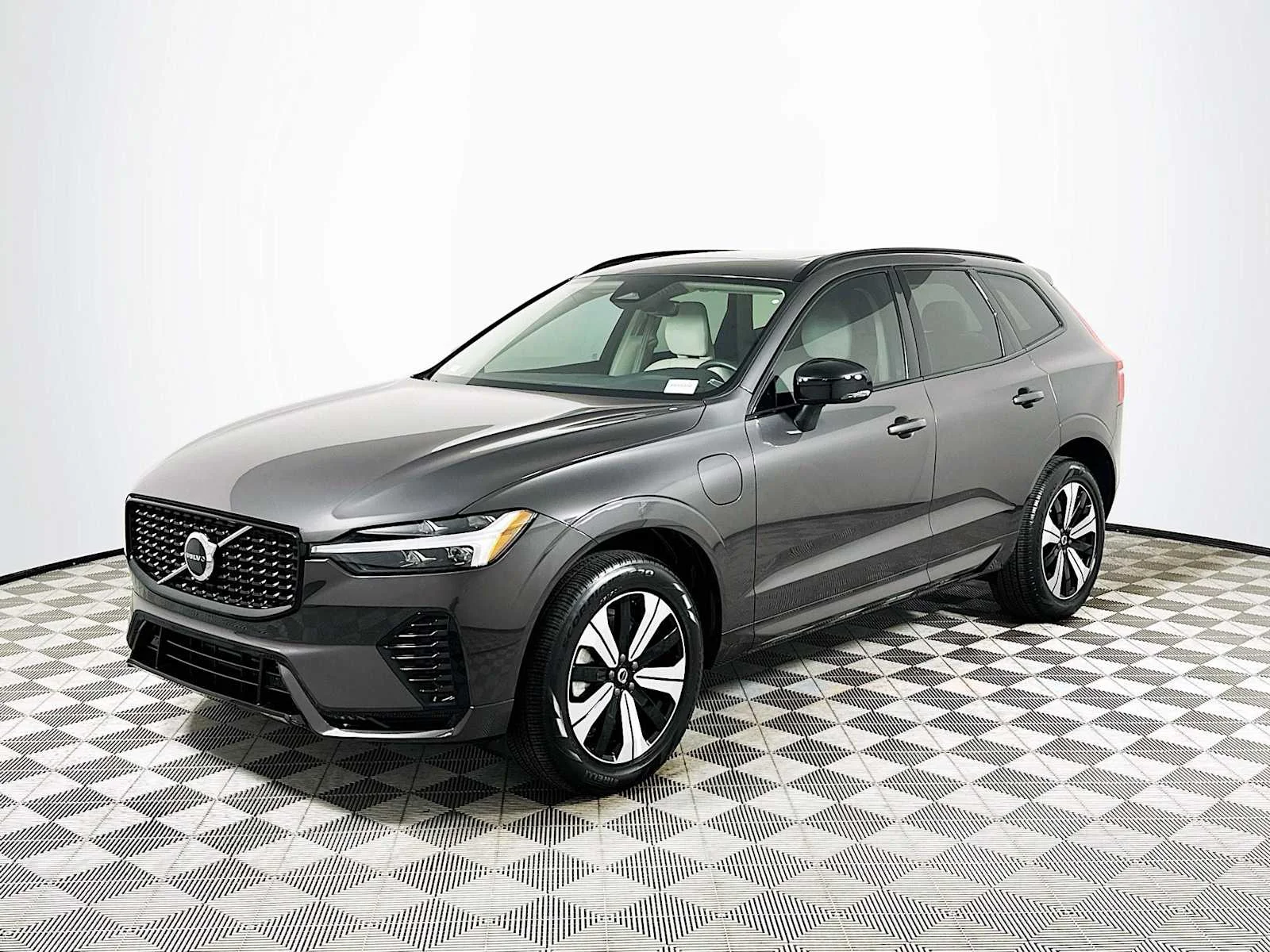 Certified Used 2025 Platinum Grey Volvo Core image 3