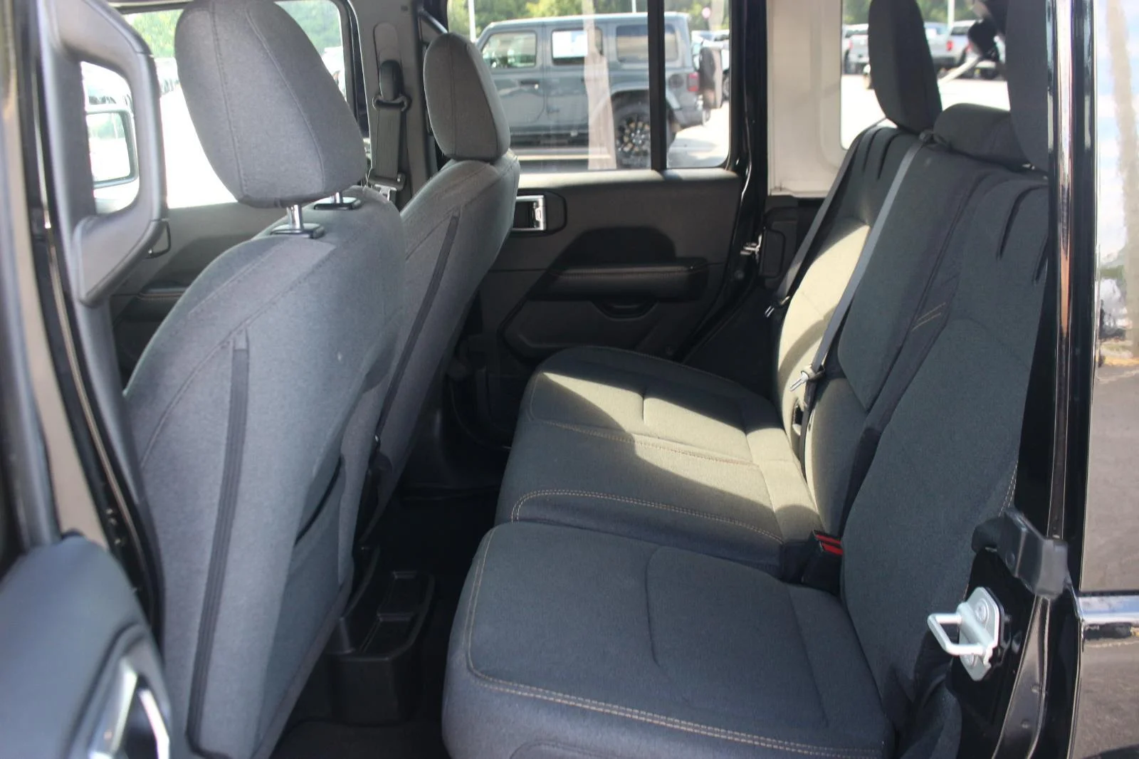 Used 2024  Jeep Sahara image 32