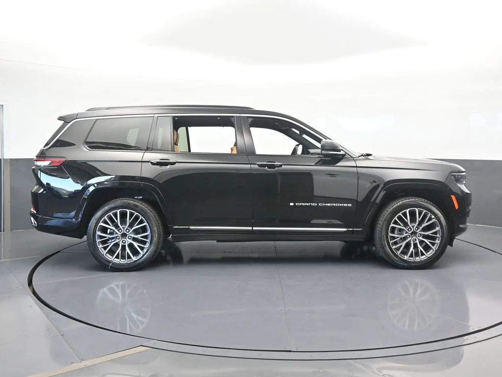 New 2025 Diamond Black Crystal Pearl-Coat Exterior Paint Jeep Summit image 7