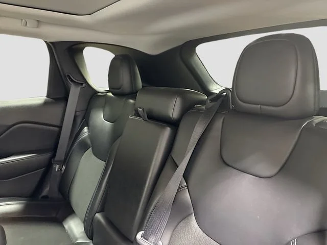 Used 2021  Jeep Latitude Plus image 25