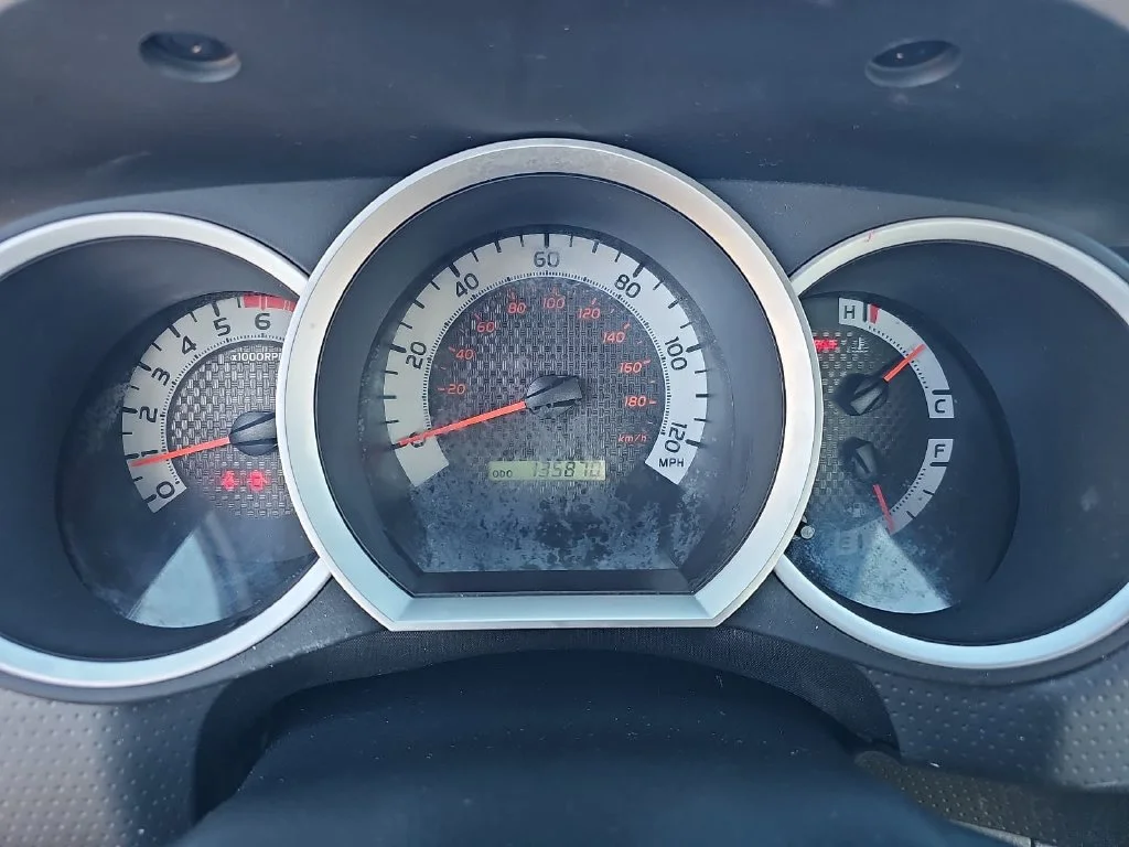 Used 2015 White Toyota Base image 18