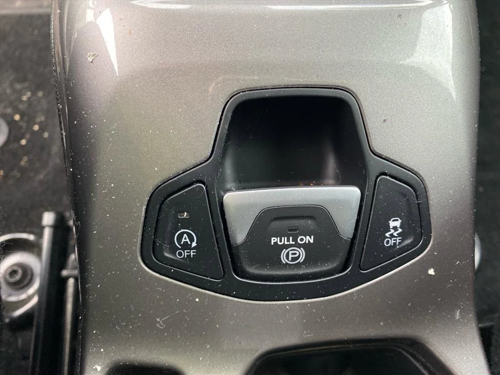 Used 2022 Sting-Gray Clearcoat Jeep Latitude image 9