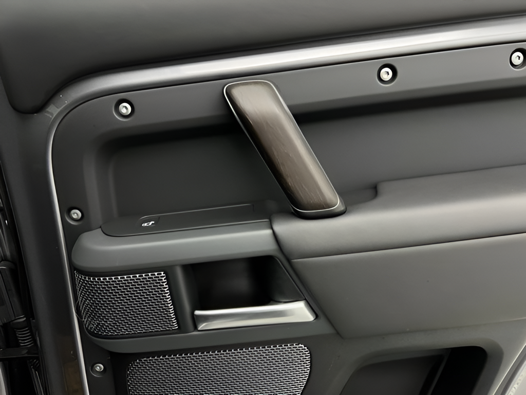 Used 2021  Land Rover X image 20
