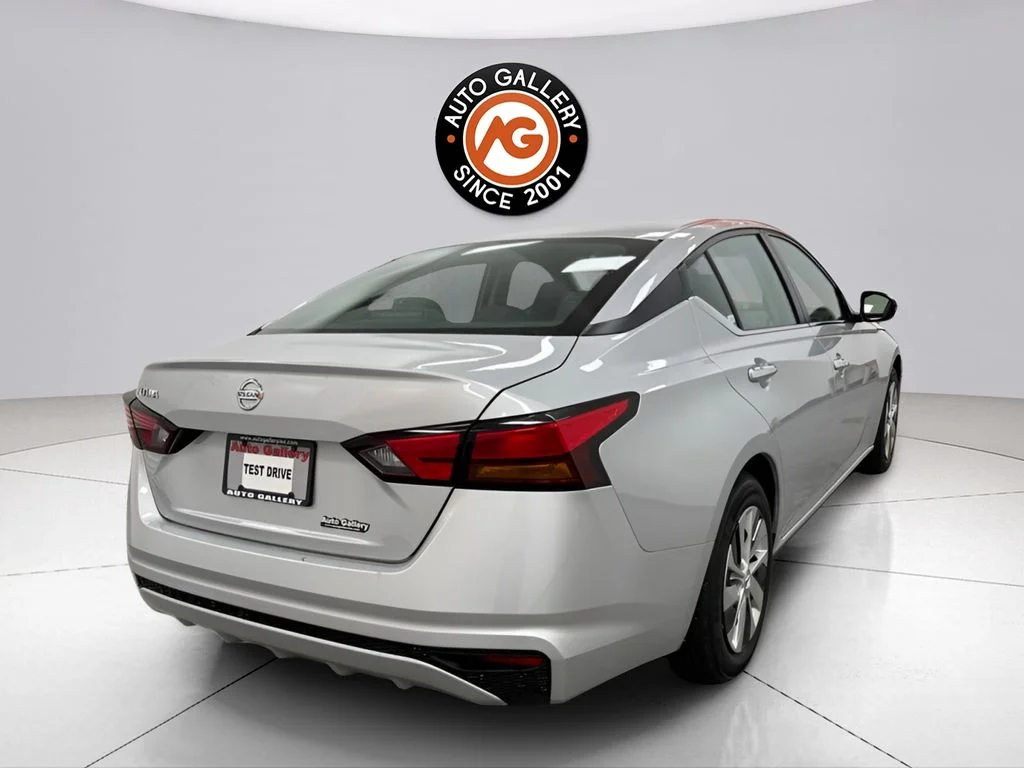 Used 2022 Silver Nissan 2.5 S image 3