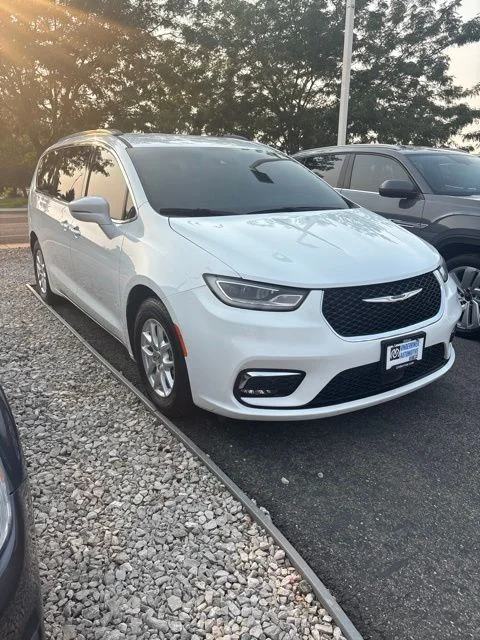 Used 2022 White Chrysler Touring L image 1