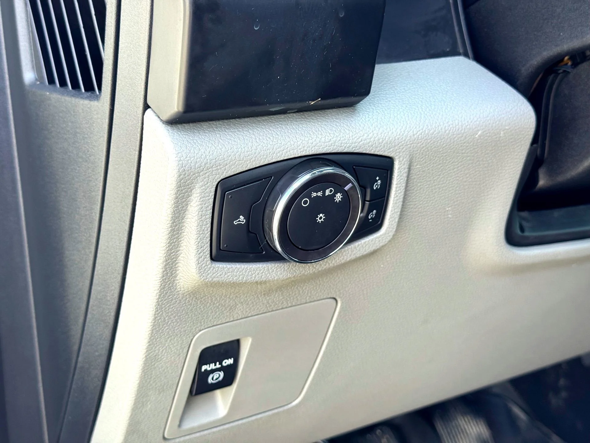 Used 2018  Ford XL image 12