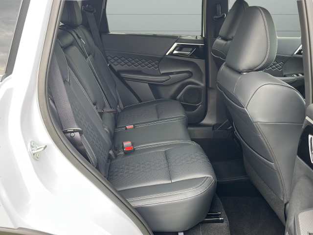 Used 2025 White Mitsubishi SEL Black Edition image 29