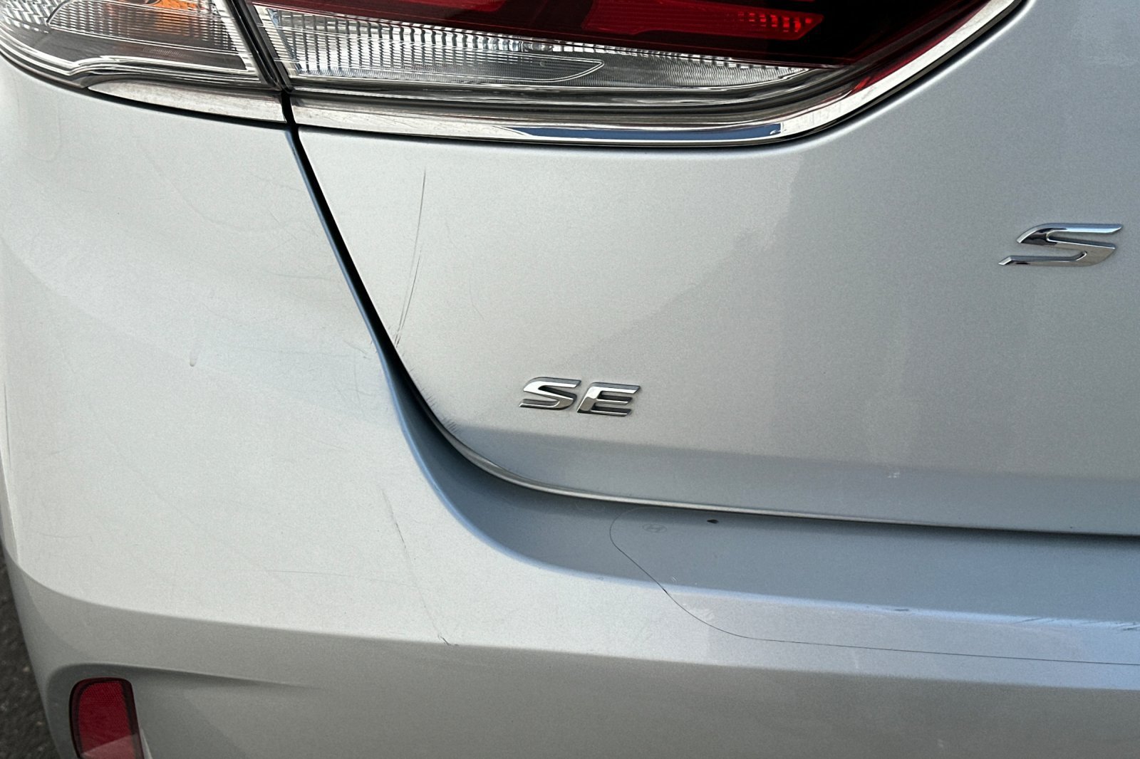 Used 2018 Silver Hyundai SE image 30