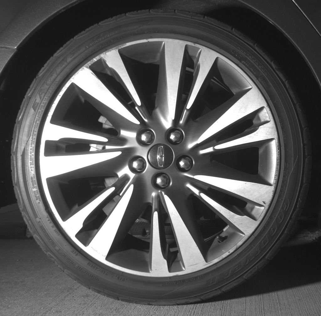 Used 2017 Gray Lincoln Reserve image 13