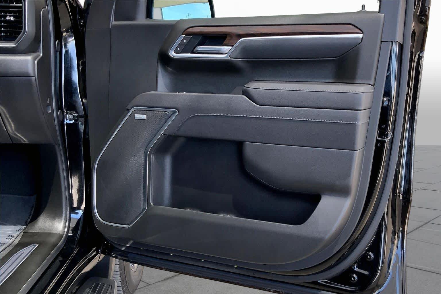 Used 2025 Onyx Black GMC SLT image 23