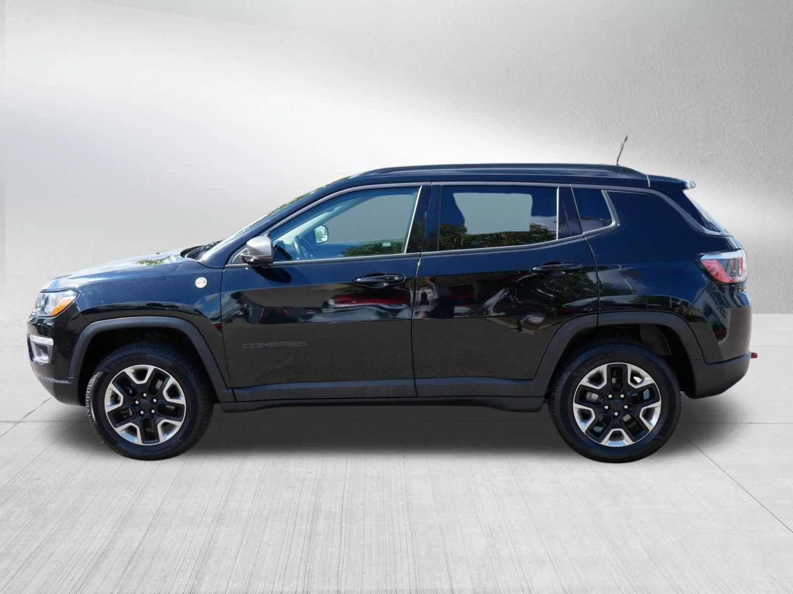 Used 2018 Diamond Black Crystal Pearlcoat Jeep Trailhawk image 4