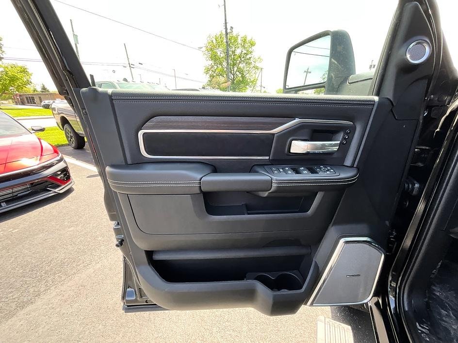 New 2026 Diamond Black Crystal Pearl-Coat Exterior Paint RAM Laramie image 11