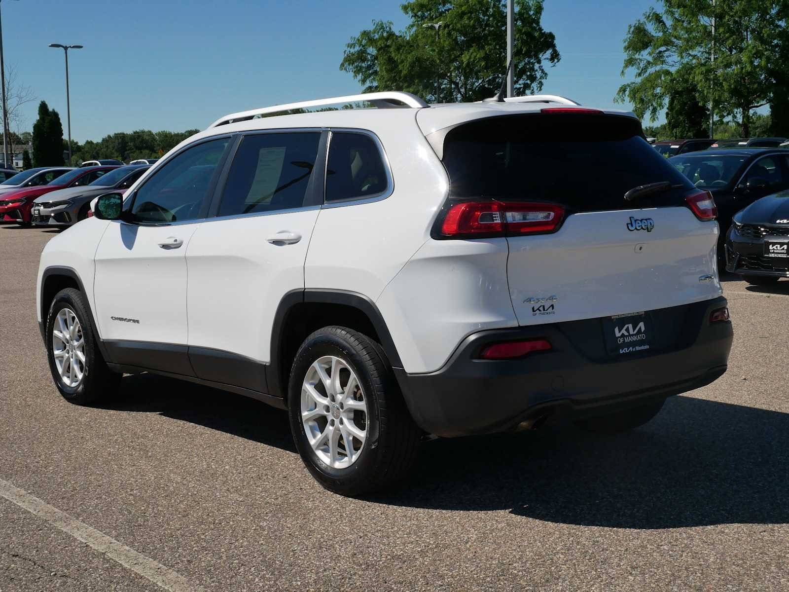 Used 2015 Bright White Clearcoat Jeep Latitude image 3