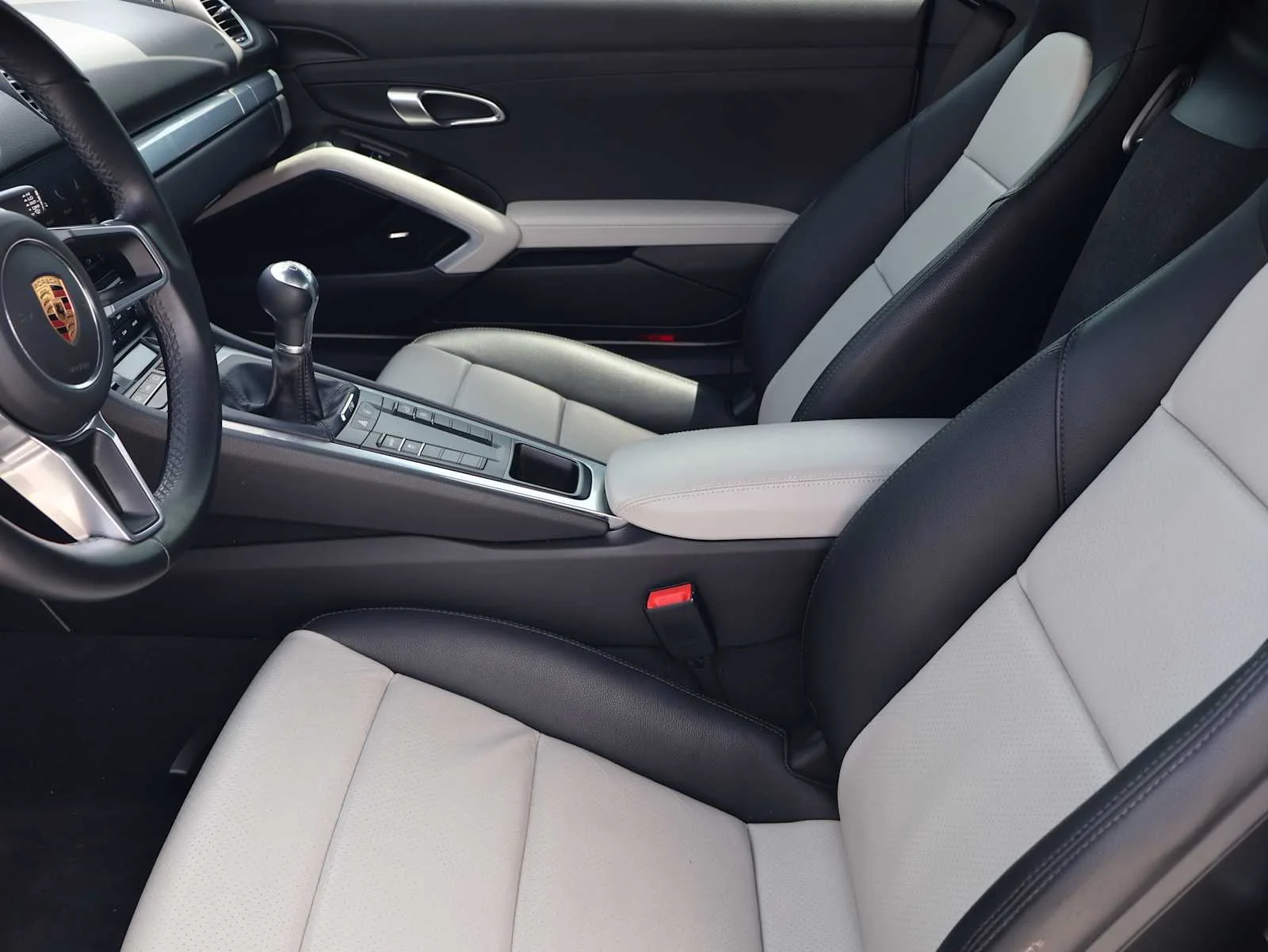 Used 2018 White Porsche  image 13