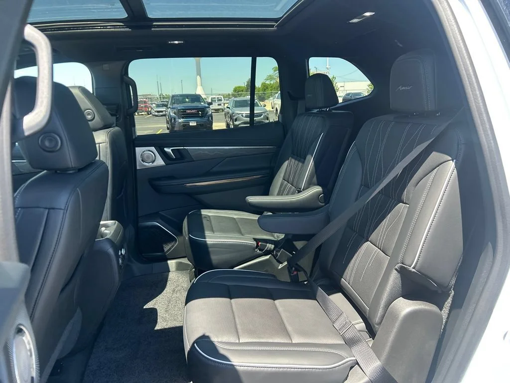 New 2026 Iridescent White Tricoat Buick Avenir image 37