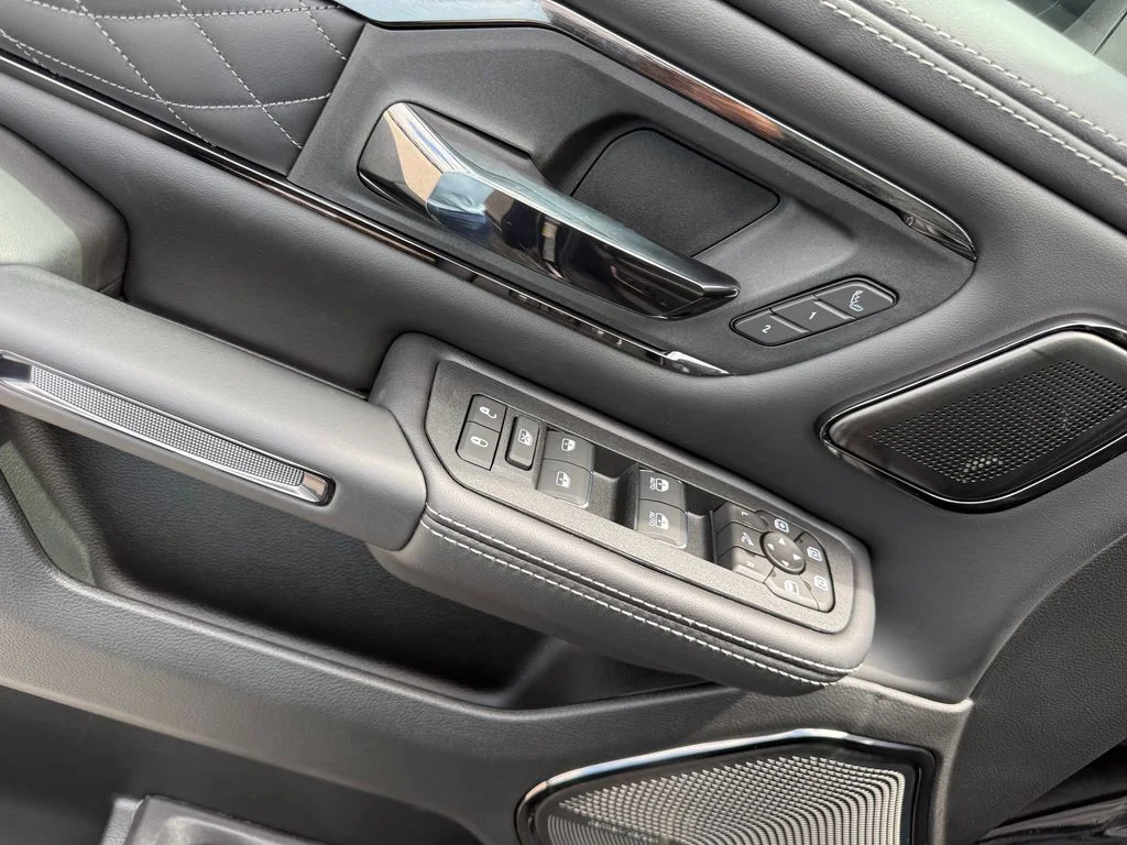 New 2026 Diamond Black Crystal Pearl-Coat Exterior Paint RAM Limited image 6