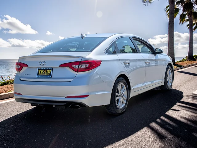 Used 2017 Silver Hyundai Base image 5