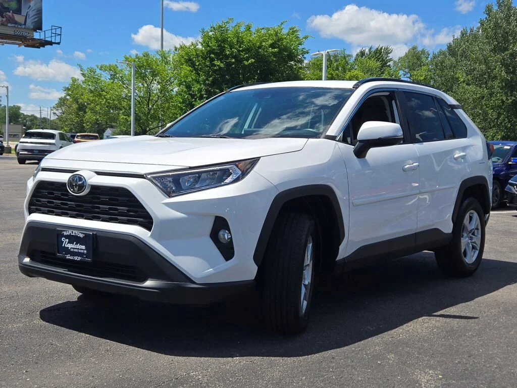 Used 2019 White Toyota XLE image 5