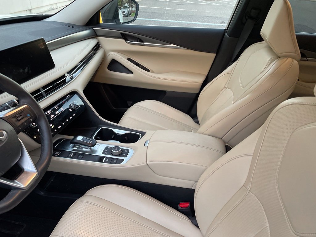 New 2024 Majestic White INFINITI LUXE AWD image 4