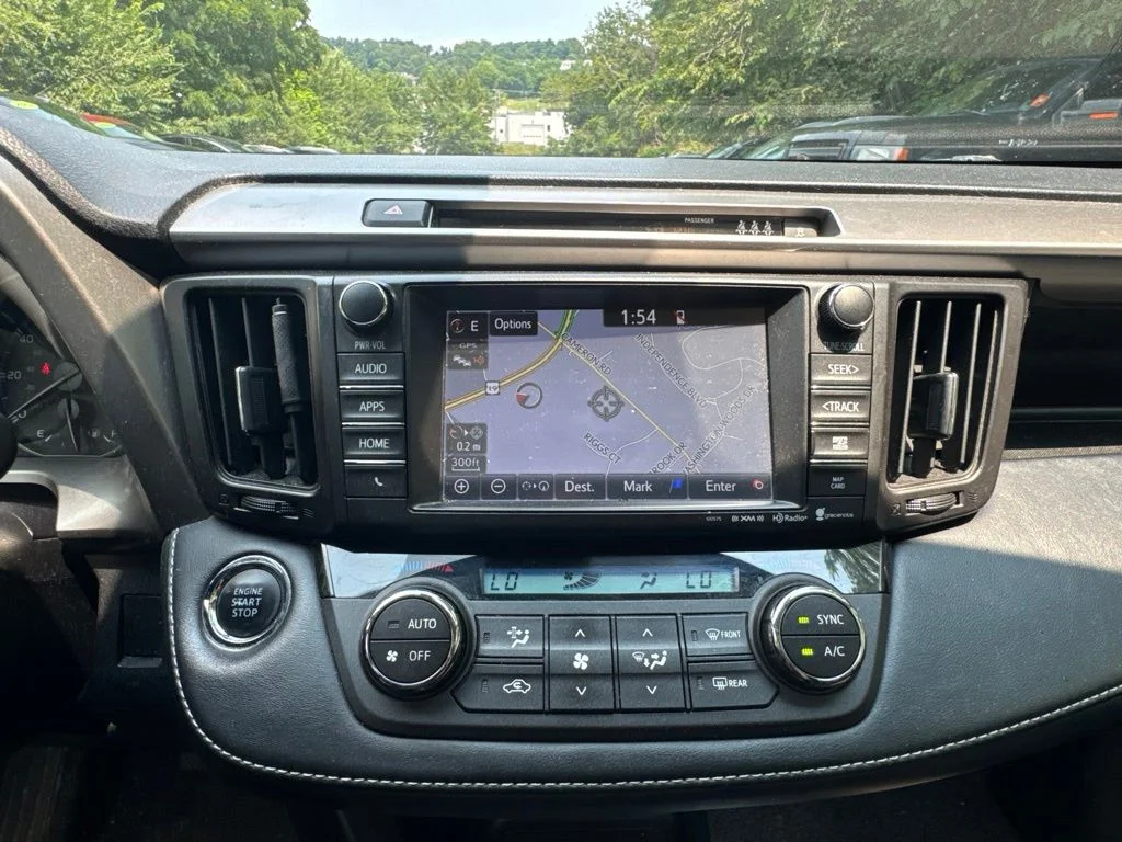 Used 2018 Silver Toyota XLE image 16