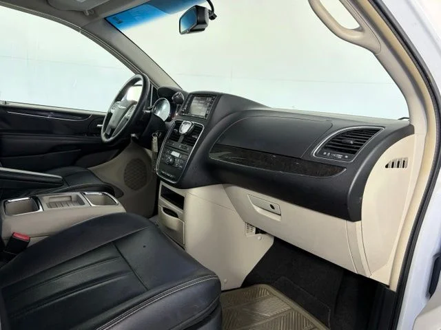 Used 2013 White Chrysler Touring image 44