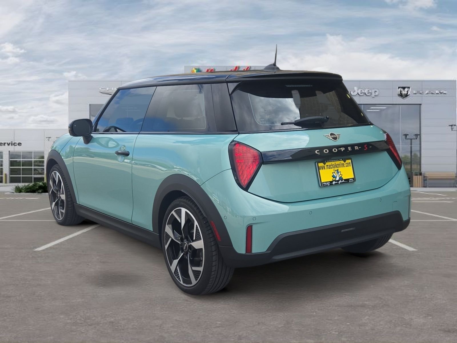 Used 2025 Green MINI  image 3