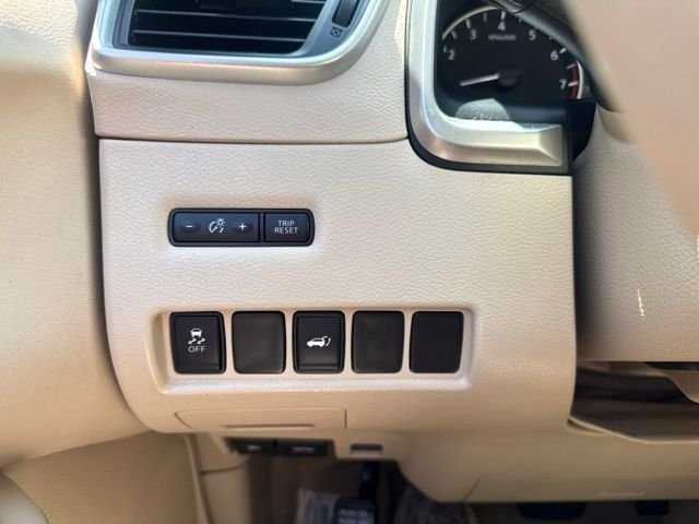 Used 2015 Gray Nissan SL image 13