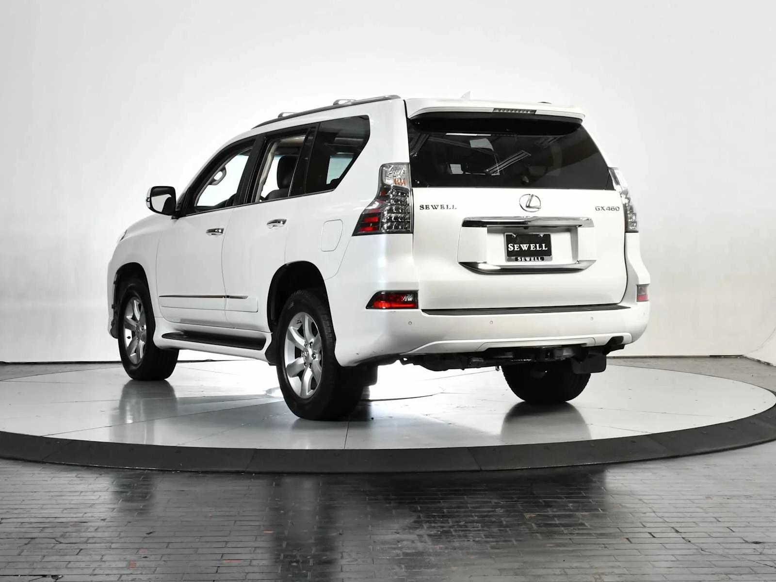 Used 2018 Starfire Pearl Lexus  image 4