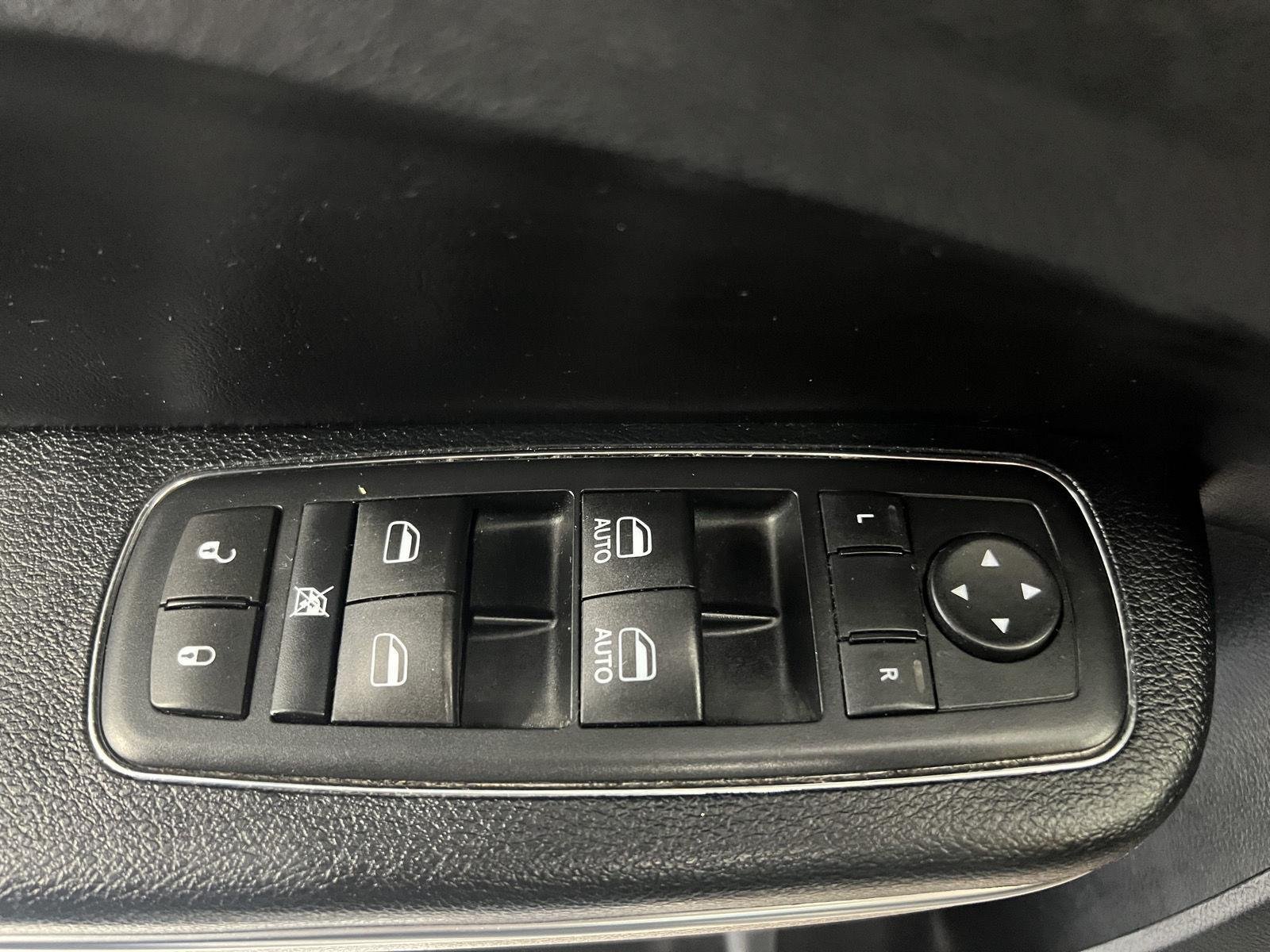 2016 Chrysler 300 C - Photo 18