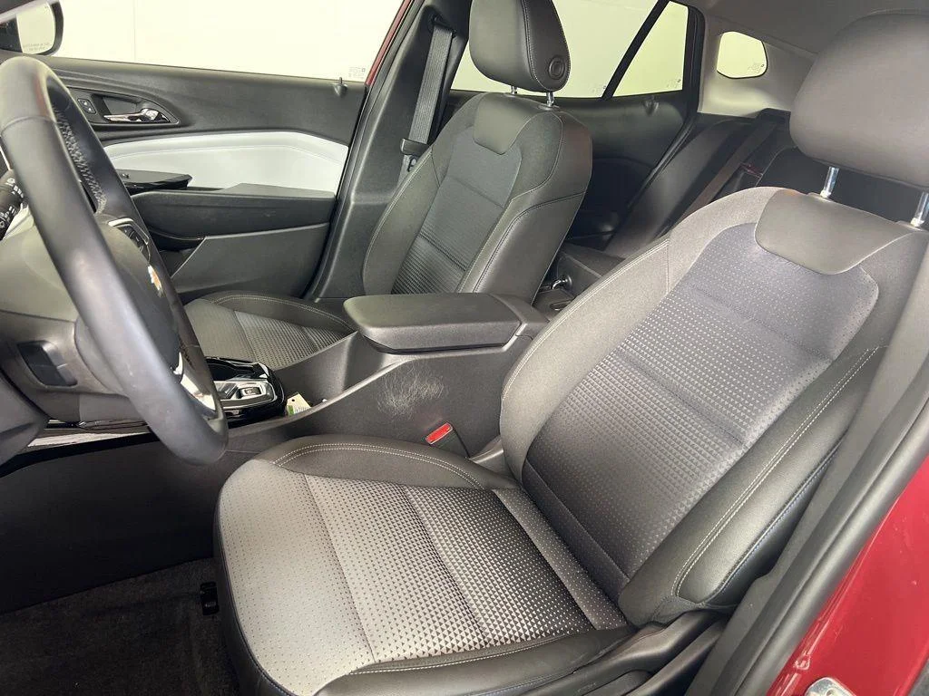 Used 2025 Crimson Chevrolet LT image 4