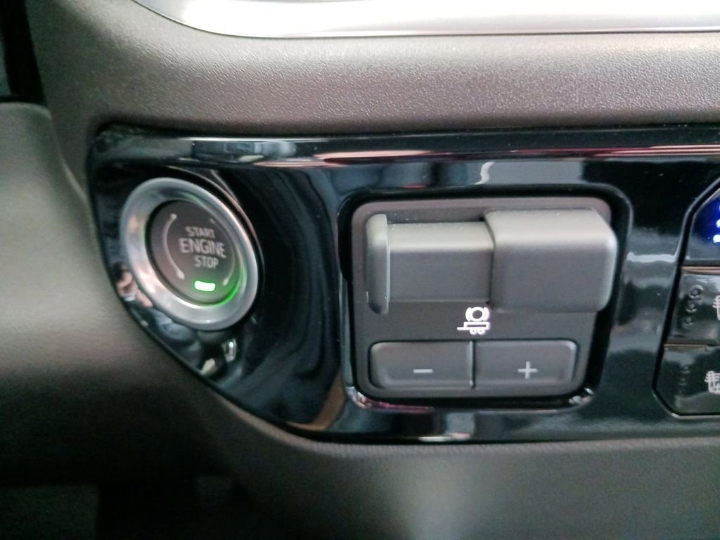 Used 2024 White Chevrolet High Country image 40