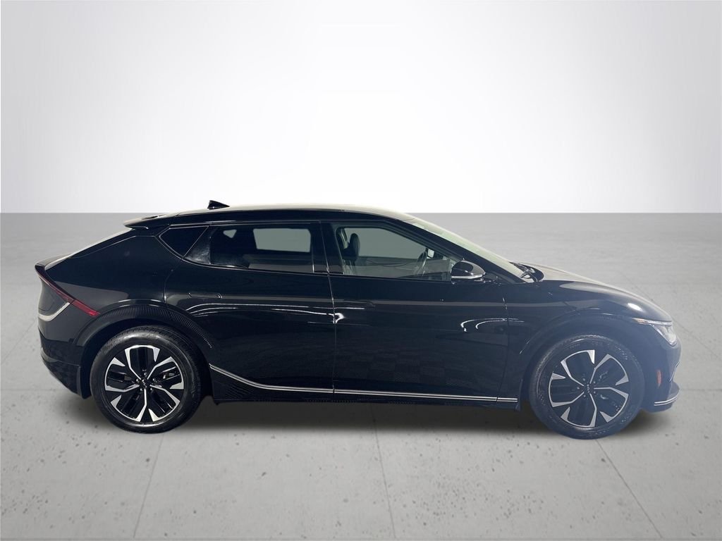 Used 2024 Aurora Black Kia Wind image 5