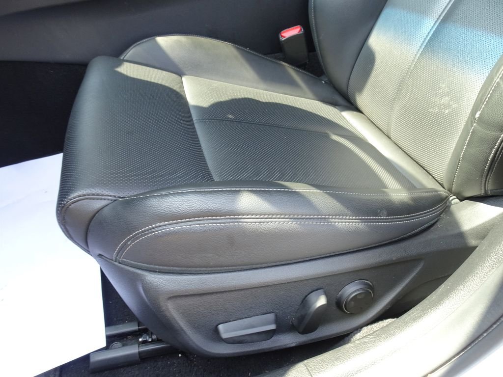 Used 2021 White Genesis 2.0T image 9
