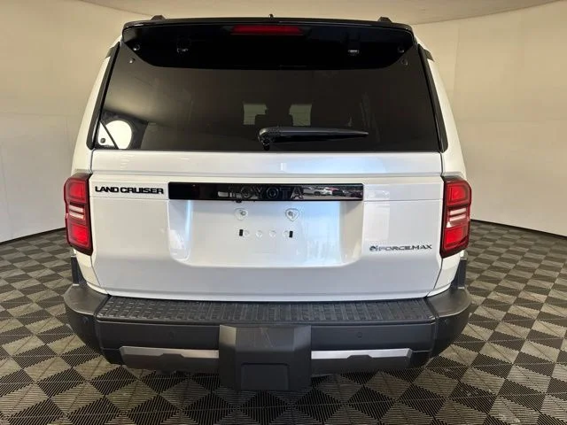 Used 2024 Pearl Toyota Base image 23