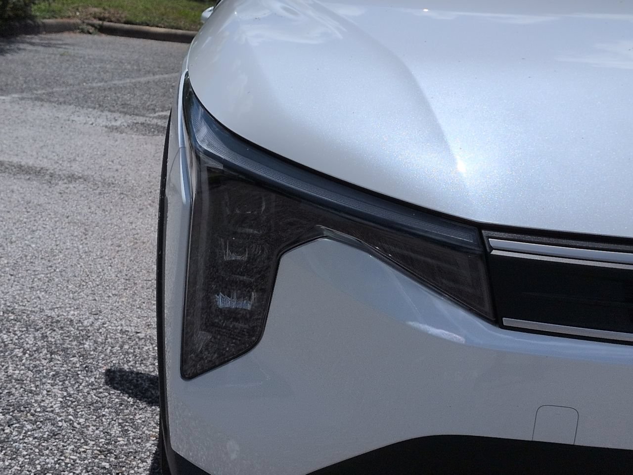 New 2026 Snow White Pearl Kia LX image 11