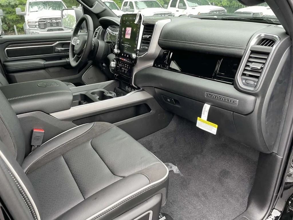 New 2026 Diamond Black Crystal Pearl-Coat Exterior Paint RAM Laramie image 14