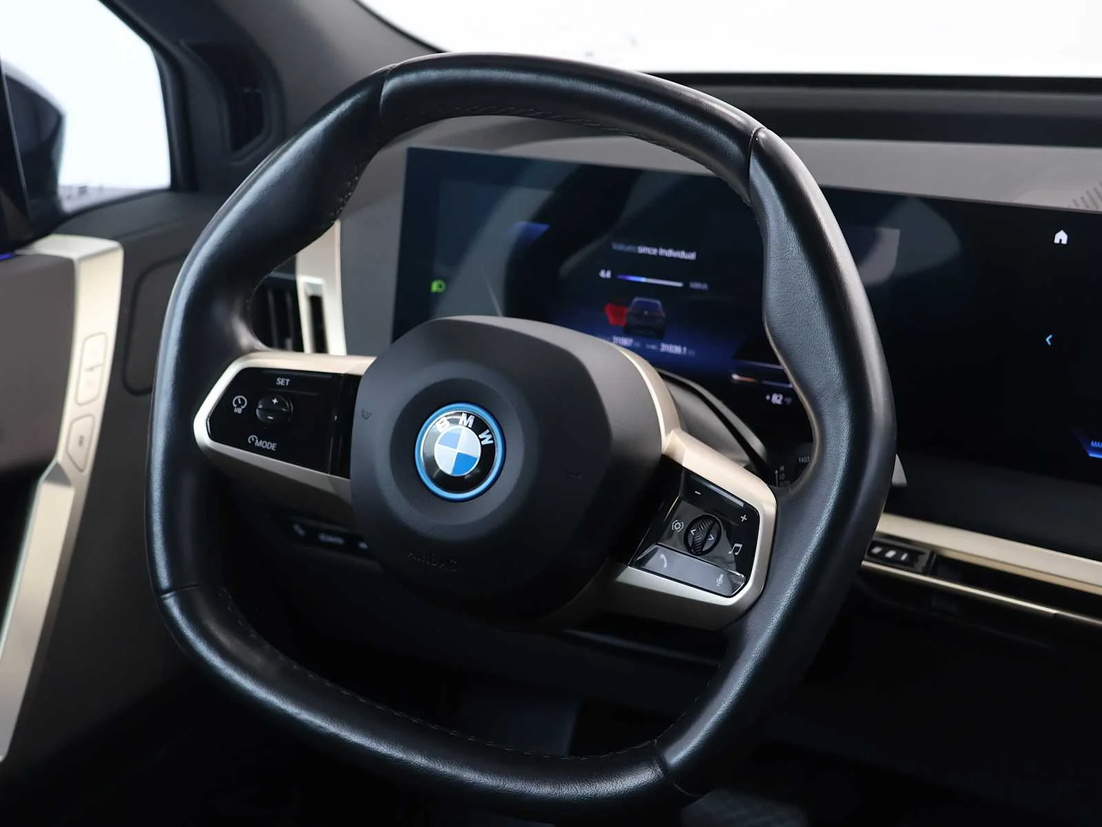Used 2023 Black Sapphire Metallic BMW xDrive50 image 26