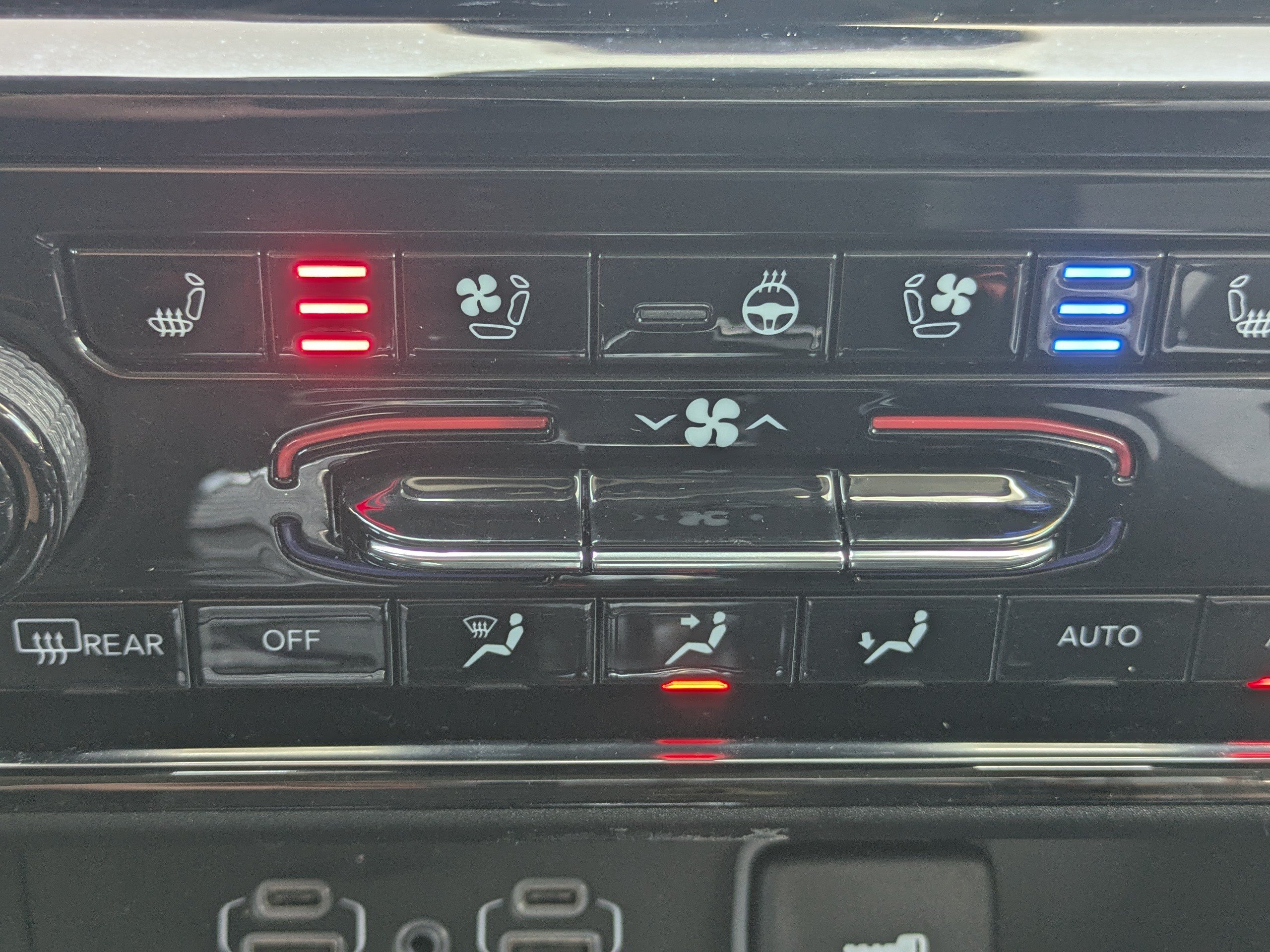 Used 2023 Midnight Sky Jeep Limited image 25