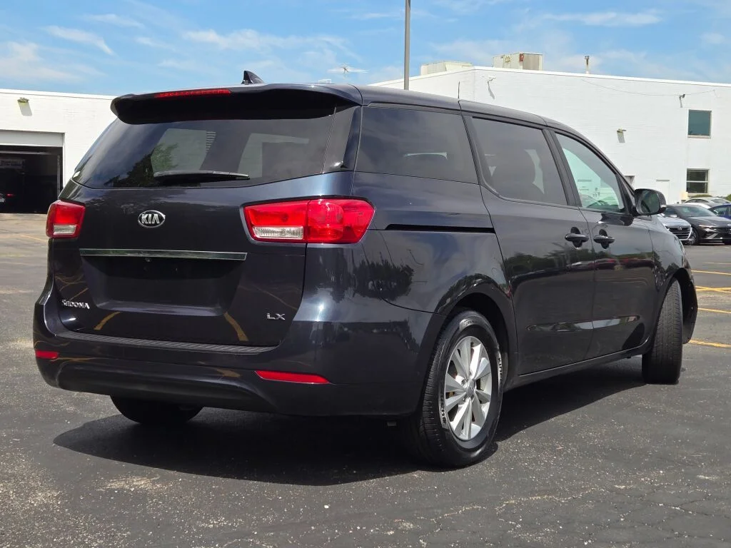 2017 Kia Sedona LX - Photo 12