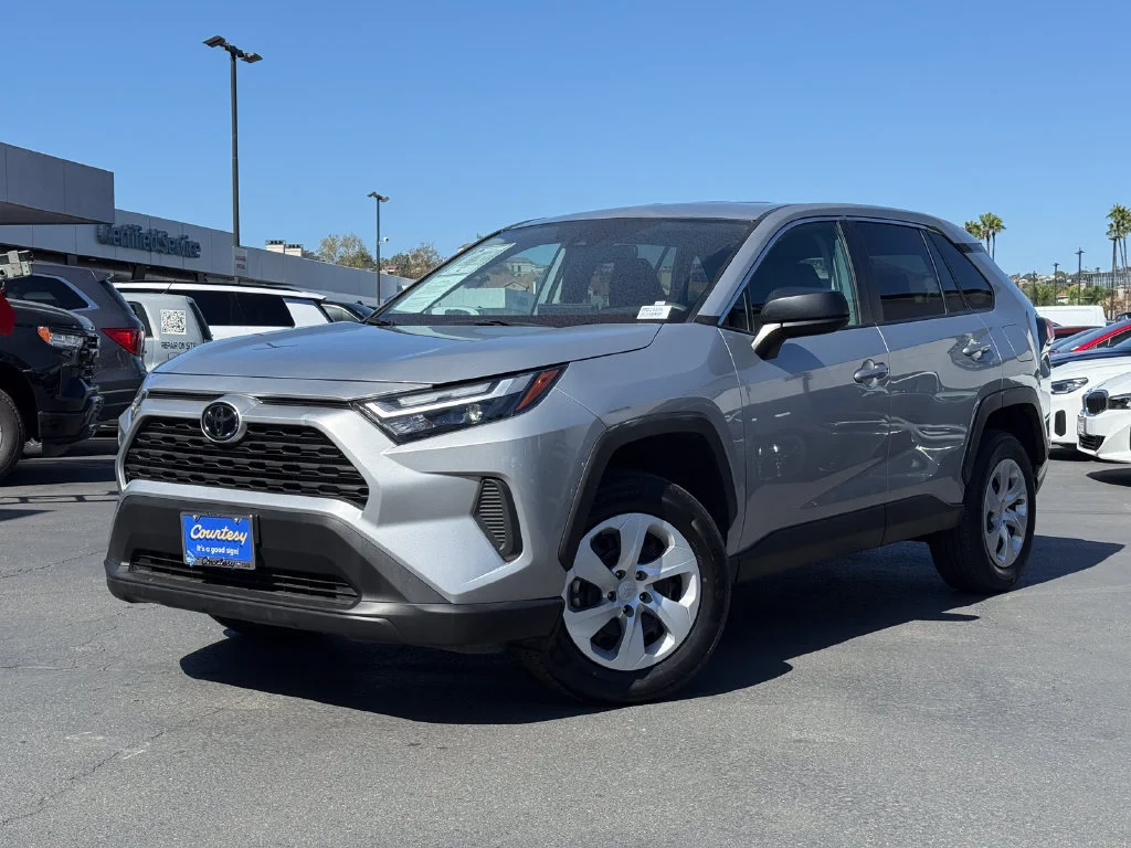 Used 2025  Toyota LE image 3