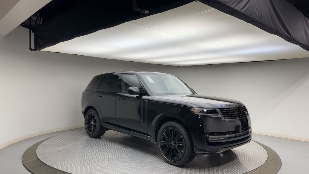 Used 2025  Land Rover SE image 2