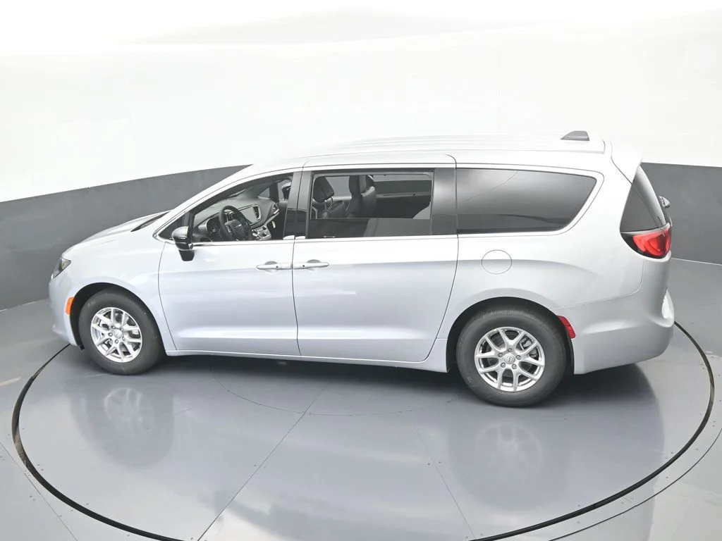 2026 Chrysler Voyager LX - Photo 45