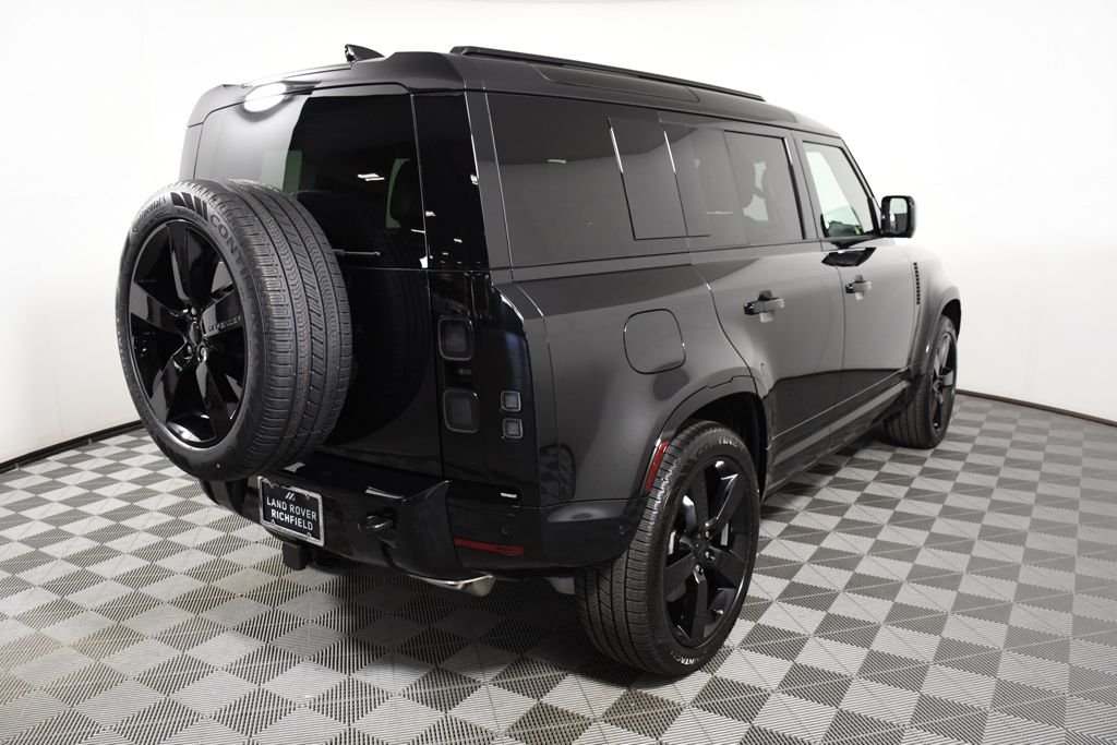 New 2026 Santorini Blk Land Rover X-Dynamic SE image 6