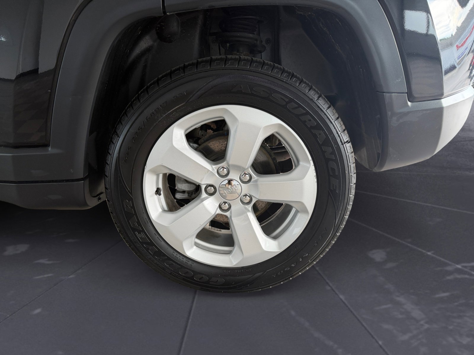 Used 2019 Diamond Black Crystal Pearlcoat Jeep Latitude image 44
