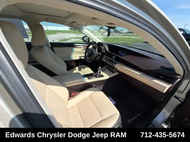 Used 2016 Beige Lexus 350 image 27